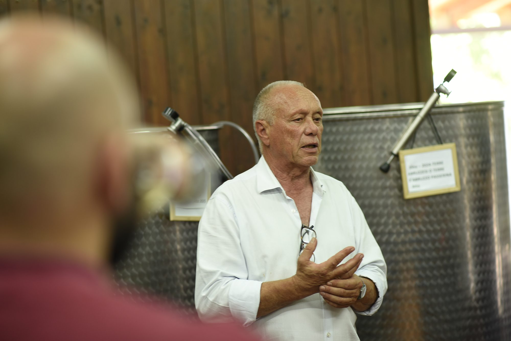 In cantina, accanto ai serbatoi d'acciaio